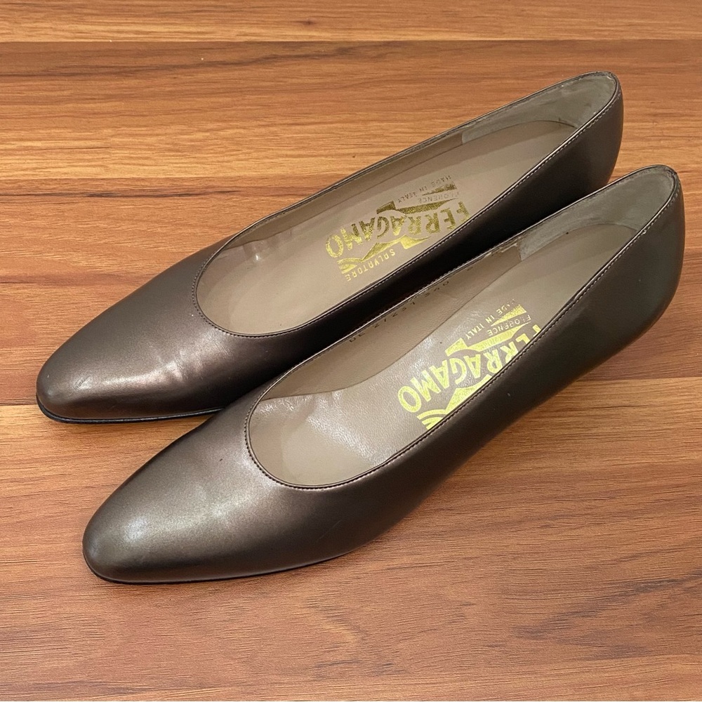 Vintage SALVATORE FERRAGAMO 27231 Metallic Pewter Leather Pumps Size 6 4A AAAA